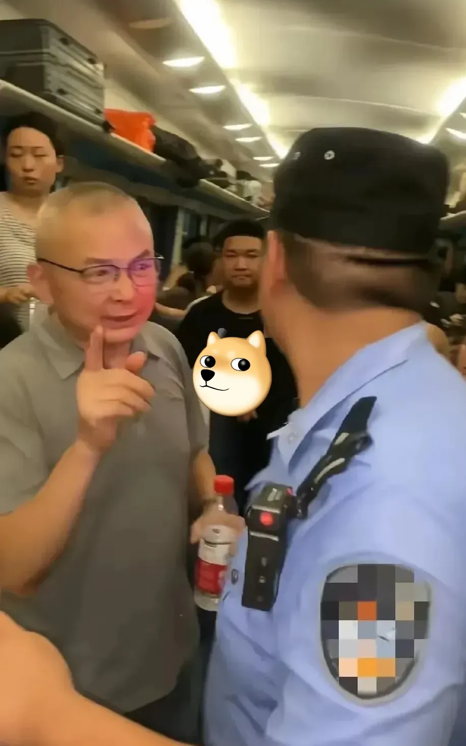 列车故障乘客被困3小时，怒砸车窗质问铁路：我们岂能如猪般受困？-IS