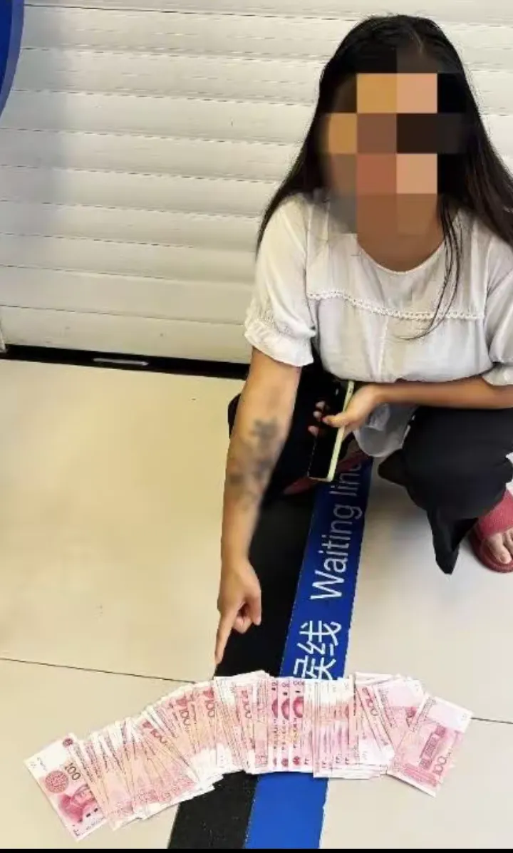 在四川广元，一位女子在陪伴母亲住院期间，趁同病房的马婆婆不备，盗取了她藏在床下的挎包，并将包中的现金存入自己的银行账户-IS